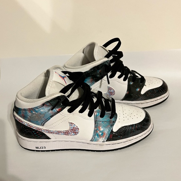 BLACK/GYM RED-PARTICLE GREY AIR JORDAN 1 MID (GS) - Picture 6 of 11